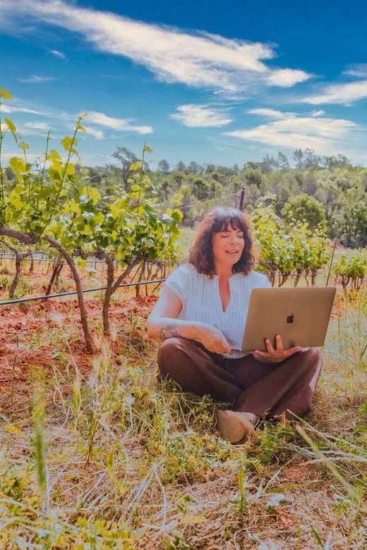 Aurélie Rousseau au travail dans les vignes